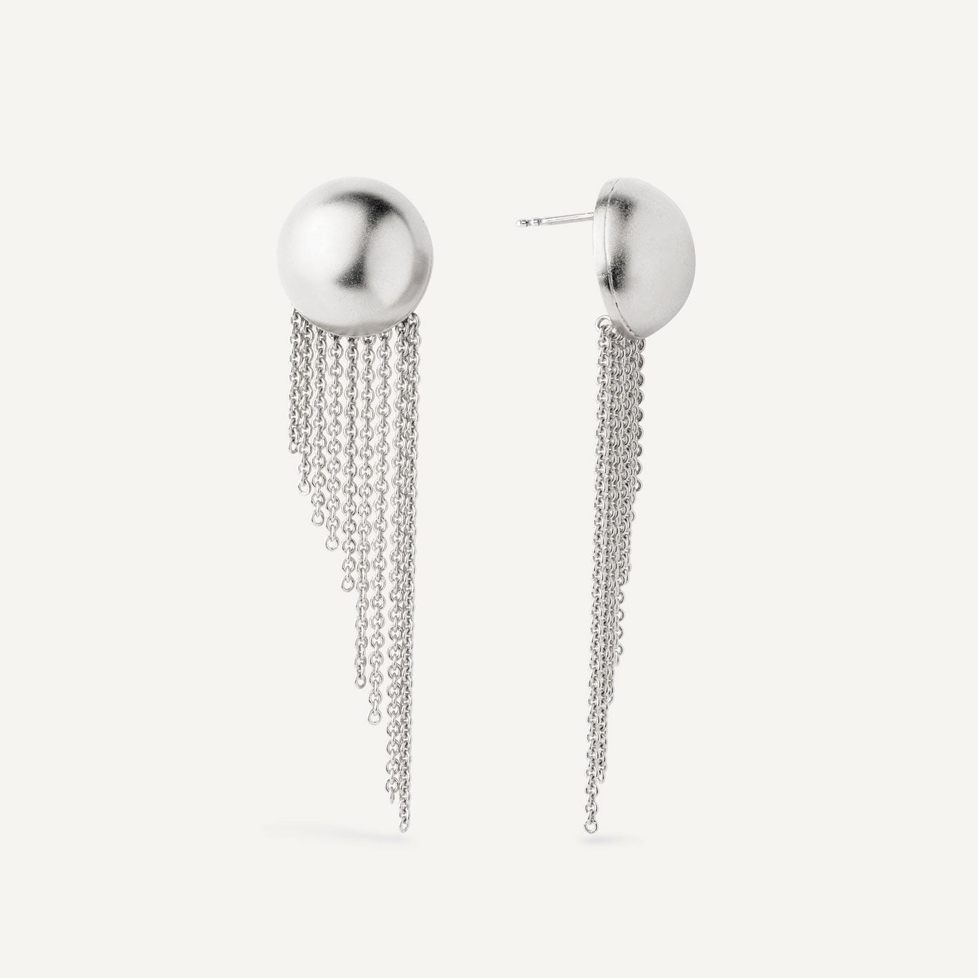 Silver earrings with chain tassels worn every day or for special occasions. Handmade in Barcelona. 