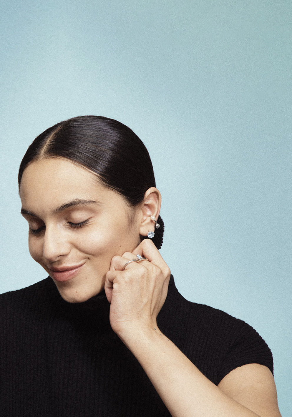 A pair of silver earrings featuring colored gemstone, designed to be worn every day. Handmade in Barcelona. 