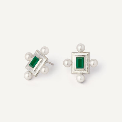 A pair of silver earrings featuring a geometric design with a central green gemstone surrounded by pearls, set in a rectangular shape. Handmade jewel. 
