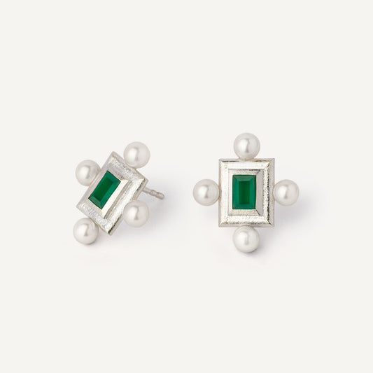 A pair of silver earrings featuring a geometric design with a central green gemstone surrounded by pearls, set in a rectangular shape. Handmade jewel. 