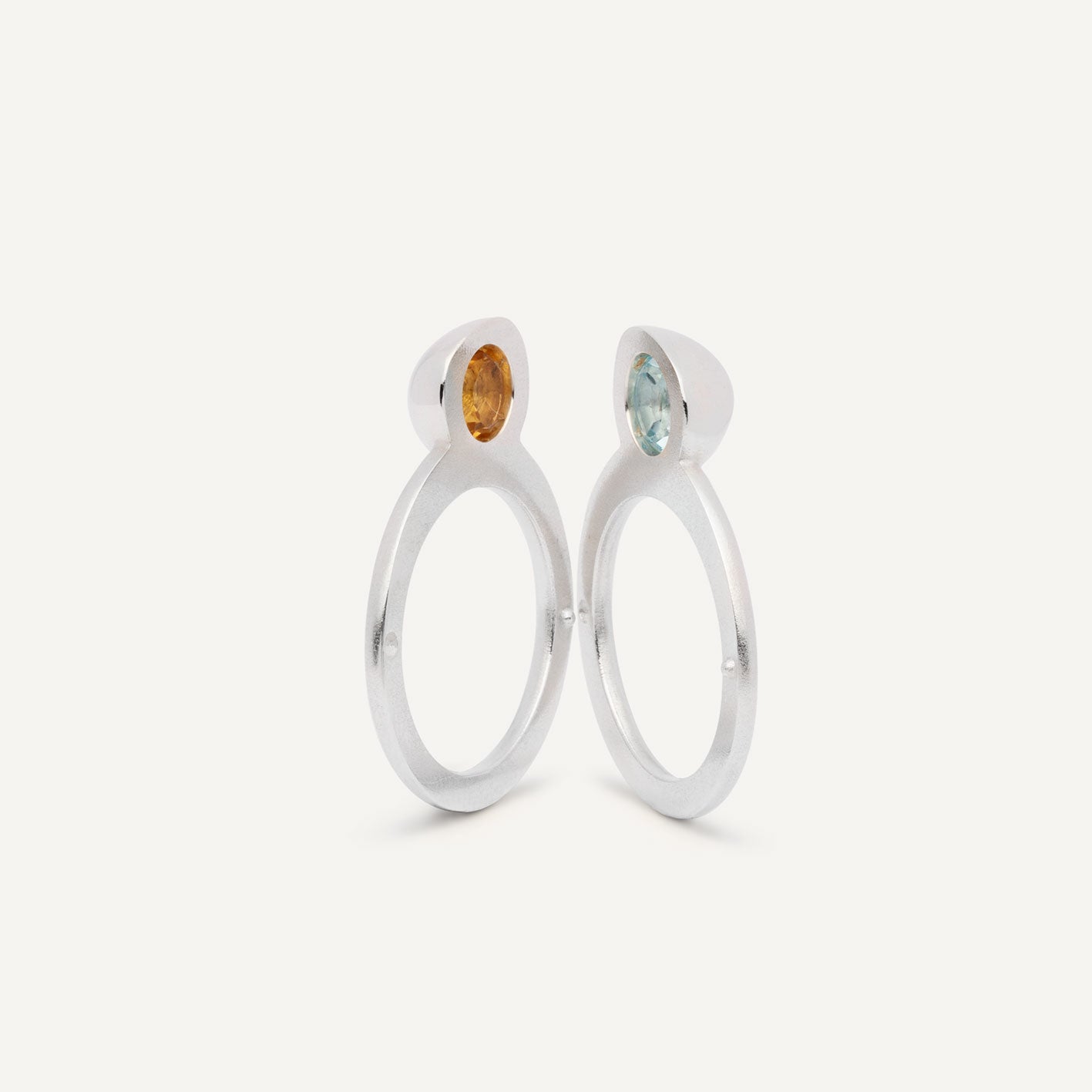 This silver ring is made of 2 parts. When it’s closed, it looks as if nothing’s happening. But when you open it — surprise — a hidden garden of gemstones inside. 