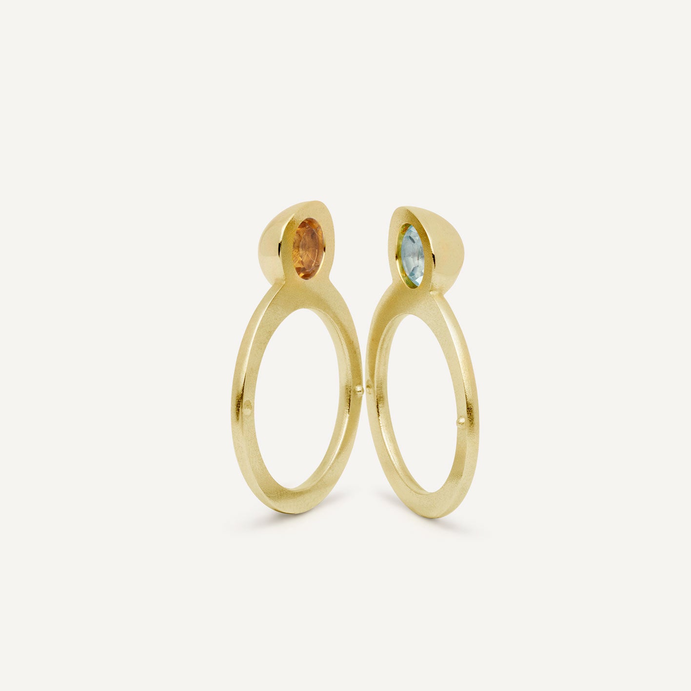 This gold plated silver ring is made of 2 parts. When it’s closed, it looks as if nothing’s happening. But when you open it — surprise — a hidden garden of gemstones inside. 
