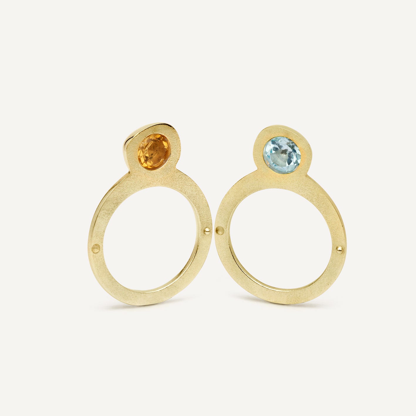 This gold plated silver ring is made of 2 parts. When it’s closed, it looks as if nothing’s happening. But when you open it — surprise — a hidden garden of gemstones inside. 