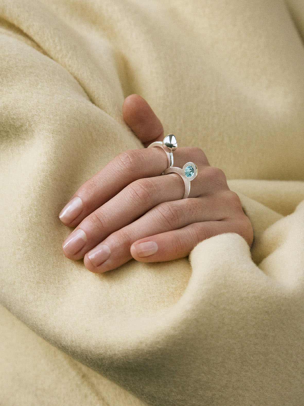 This silver ring is made of 2 parts. When it’s closed, it looks as if nothing’s happening. But when you open it — surprise — a hidden garden of gemstones inside. 