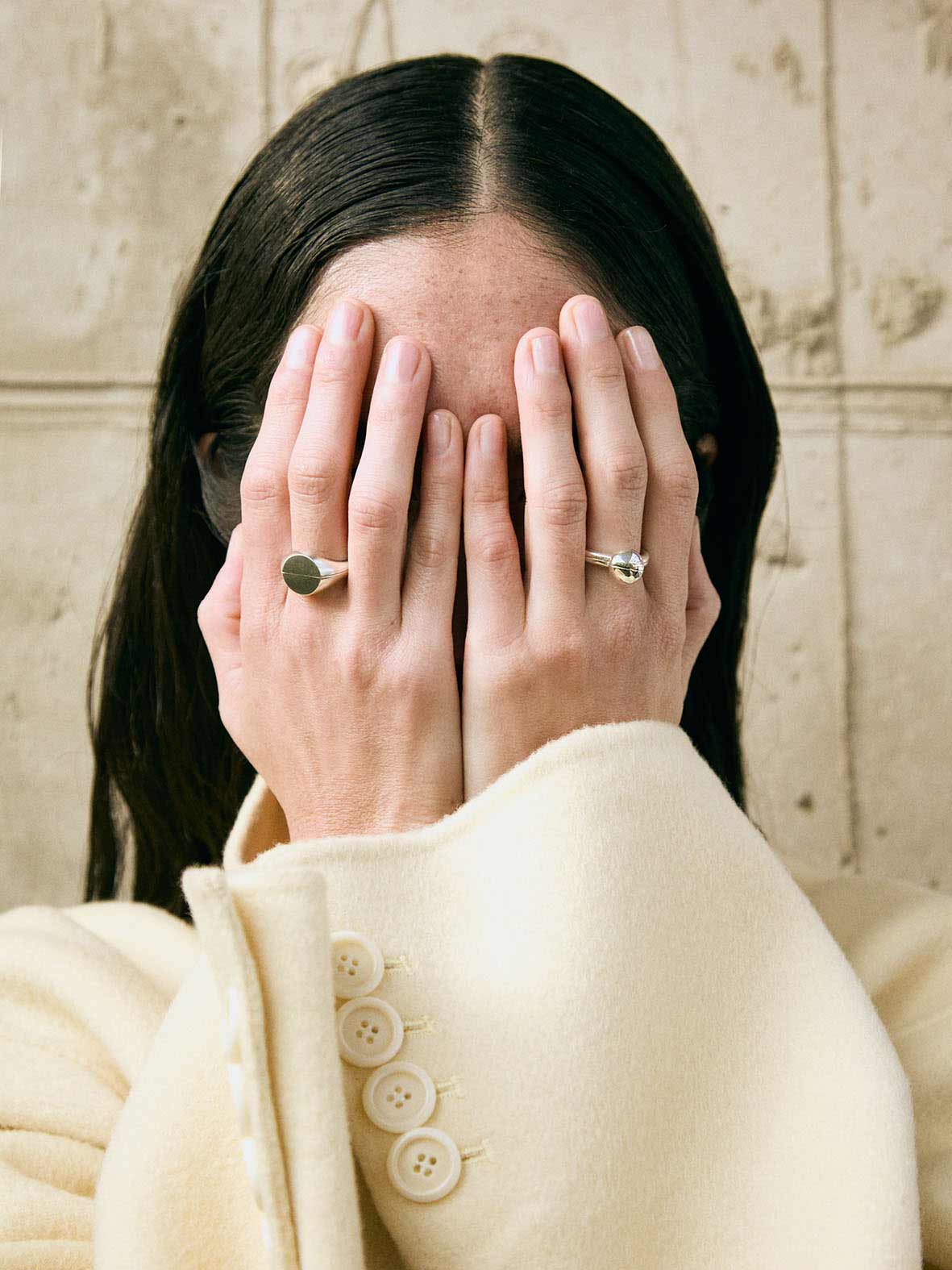 This silver signet ring is made of 2 parts. When it’s closed, it looks as if nothing’s happening. But when you open it — surprise — a hidden garden of gemstones inside. 