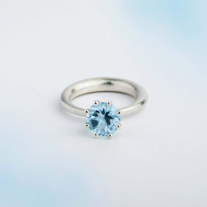 I wanted to create a silver ring with a surprise — and here it is: the setting with blue Topaz gemstone isn’t fixed to the ring. It moves along as you move your hand, quietly, almost with its own small rhythm. 