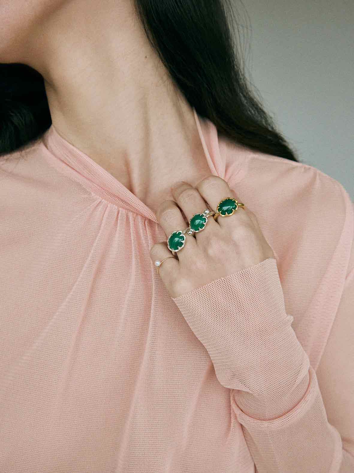 The construction of this silver ring came intuitively. It feels like energetic balance, but not the kind that keeps you still. More like the kind that pushes you forward. The deep green Chrysoprase stone adds its own layer: openness, new energy, curiosity. 