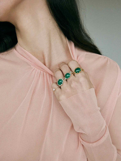 The construction of this silver ring came intuitively. It feels like energetic balance, but not the kind that keeps you still. More like the kind that pushes you forward. The deep green Chrysoprase stone adds its own layer: openness, new energy, curiosity. 