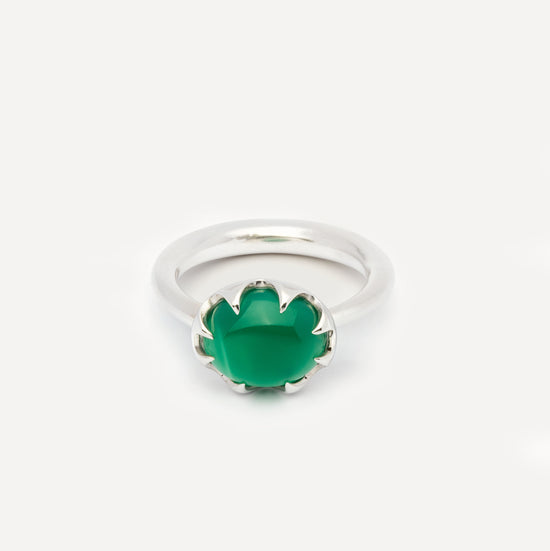 The construction of this silver ring came intuitively. It feels like energetic balance, but not the kind that keeps you still. More like the kind that pushes you forward. The deep green Chrysoprase gemstone adds its own layer: openness, new energy, curiosity. 