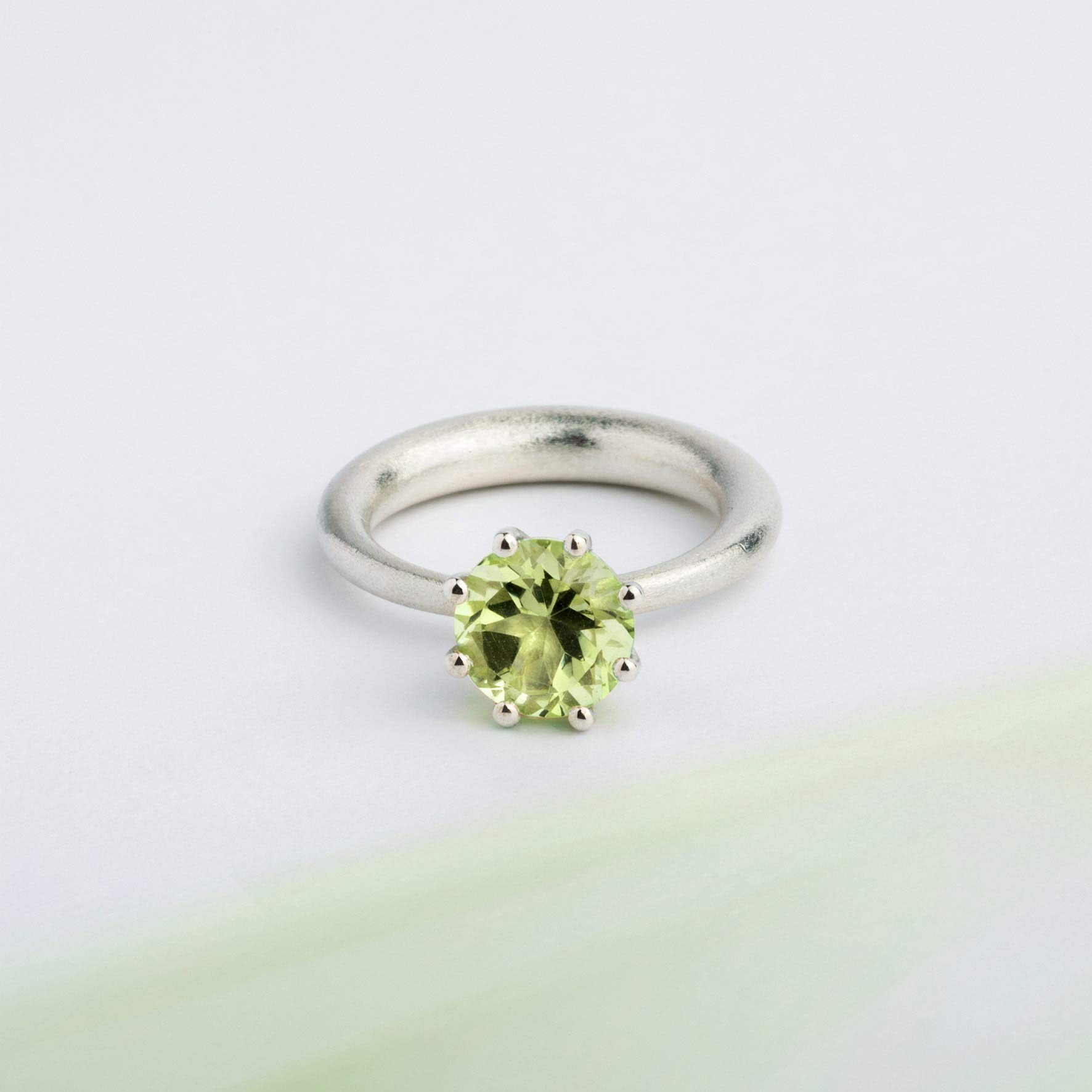 I wanted to create a silver ring with a surprise — and here it is: the setting with green Peridot gemstone isn’t fixed to the ring. It moves along as you move your hand, quietly, almost with its own small rhythm. 