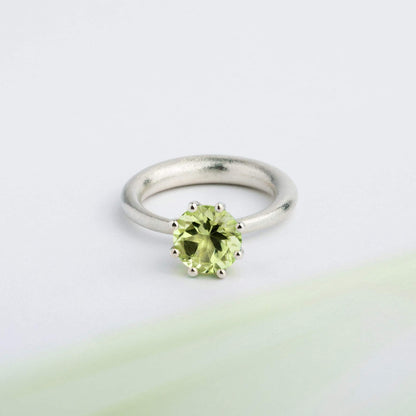 I wanted to create a silver ring with a surprise — and here it is: the setting with green Peridot gemstone isn’t fixed to the ring. It moves along as you move your hand, quietly, almost with its own small rhythm. 