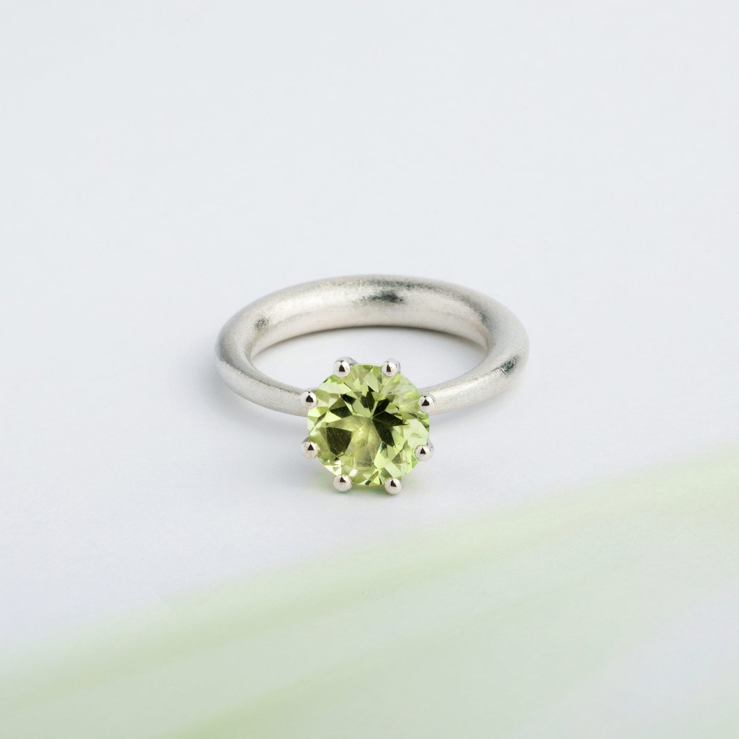 I wanted to create a silver ring with a surprise — and here it is: the setting with green Peridot gemstone isn’t fixed to the ring. It moves along as you move your hand, quietly, almost with its own small rhythm. 