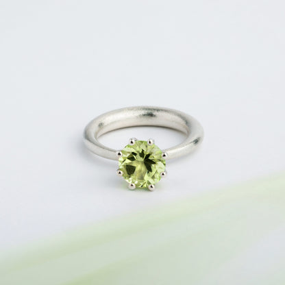 I wanted to create a silver ring with a surprise — and here it is: the setting with green Peridot gemstone isn’t fixed to the ring. It moves along as you move your hand, quietly, almost with its own small rhythm. 