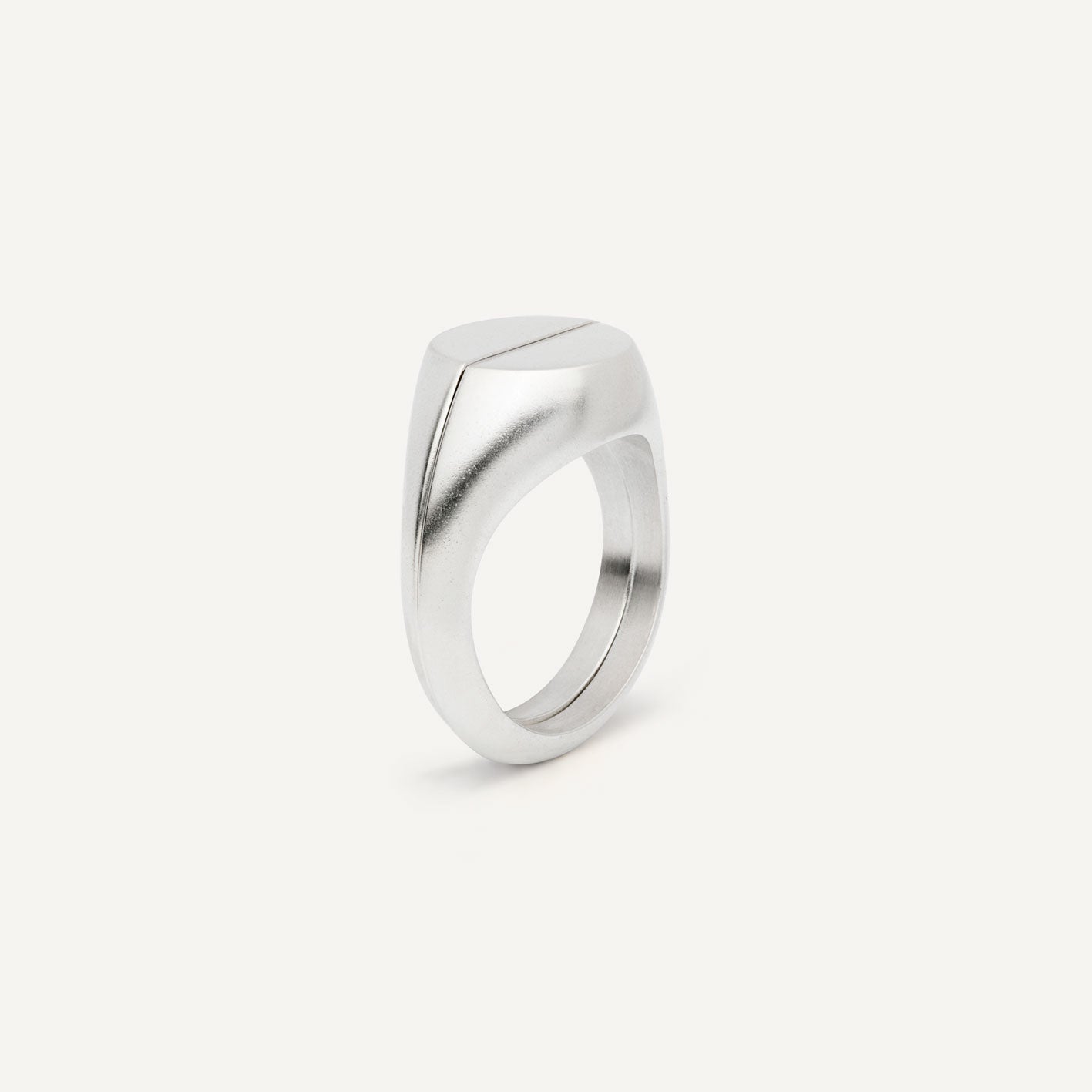 This silver signet ring is made of 2 parts. When it’s closed, it looks as if nothing’s happening. But when you open it — surprise — a hidden garden of gemstones inside. 