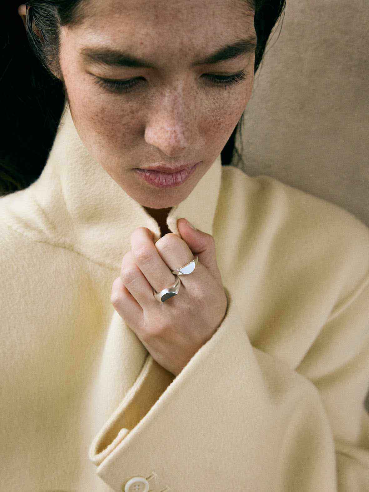 This silver signet ring is made of 2 parts. When it’s closed, it looks as if nothing’s happening. But when you open it — surprise — a hidden garden of gemstones inside. 