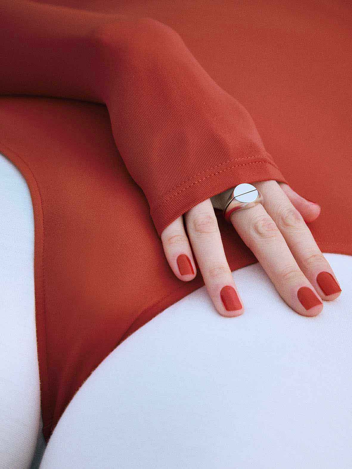 This silver signet ring is made of 2 parts. When it’s closed, it looks as if nothing’s happening. But when you open it — surprise — a hidden garden of gemstones inside. 