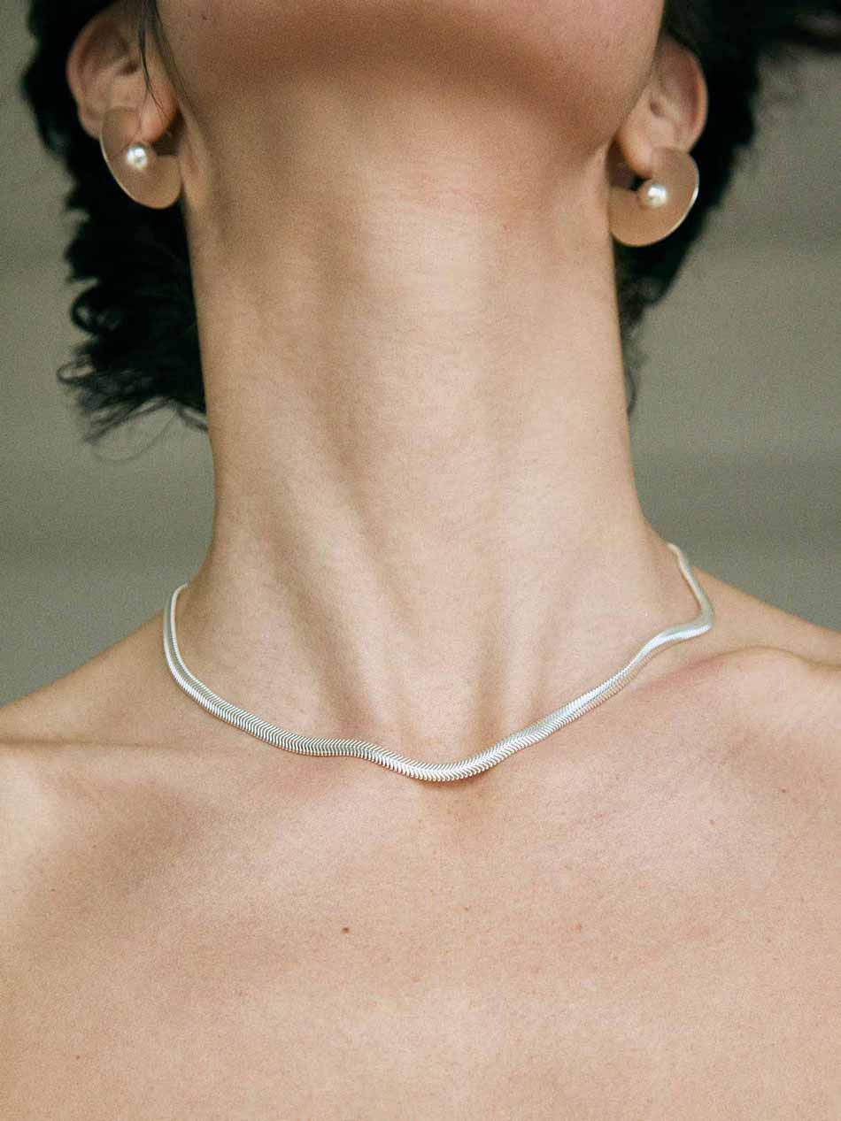 Silver thick chain with a gemstone at the back designed to be worn every day. Handmade in Barcelona. 